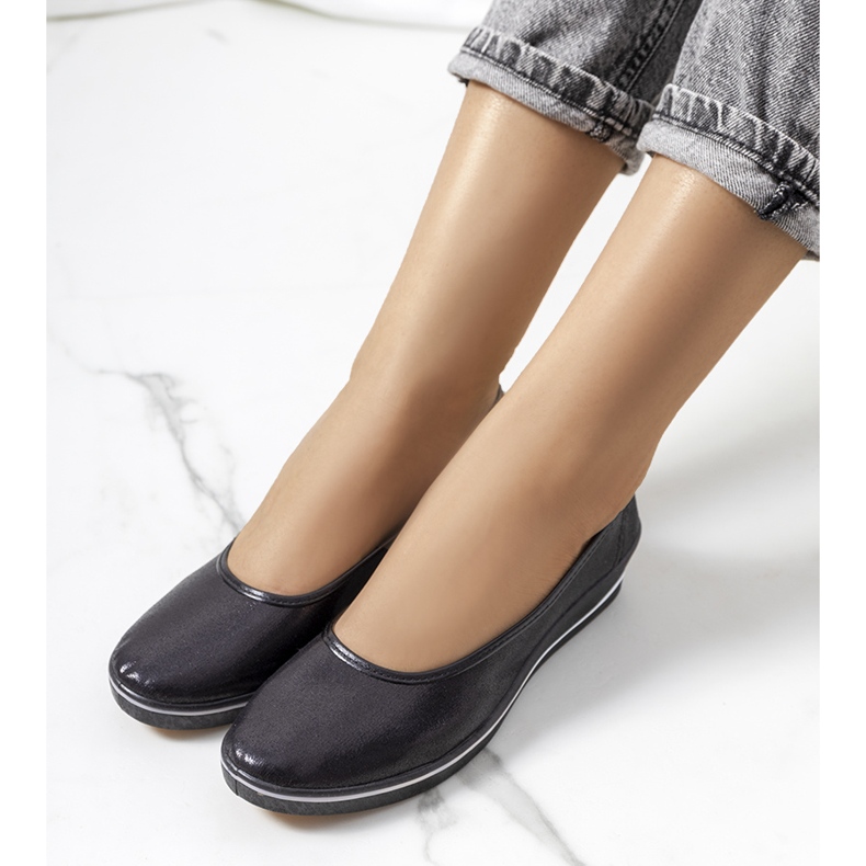 Baskets noires brillantes sur le compensé Weide le noir 1