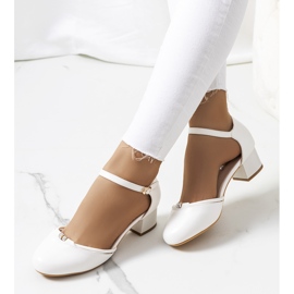 Escarpins blancs sur un poteau bas de Lynden 1