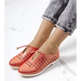 Les chaussures rouges ajourées de Cassinia brun 1