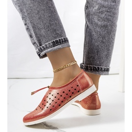 Les chaussures rouges ajourées de Cassinia brun 2