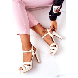 PW1 Sandales Élégantes Sur Un Bar Beige Anastasia 1 PW1 Sandales Élégantes Sur Un Bar Beige Anastasia 1