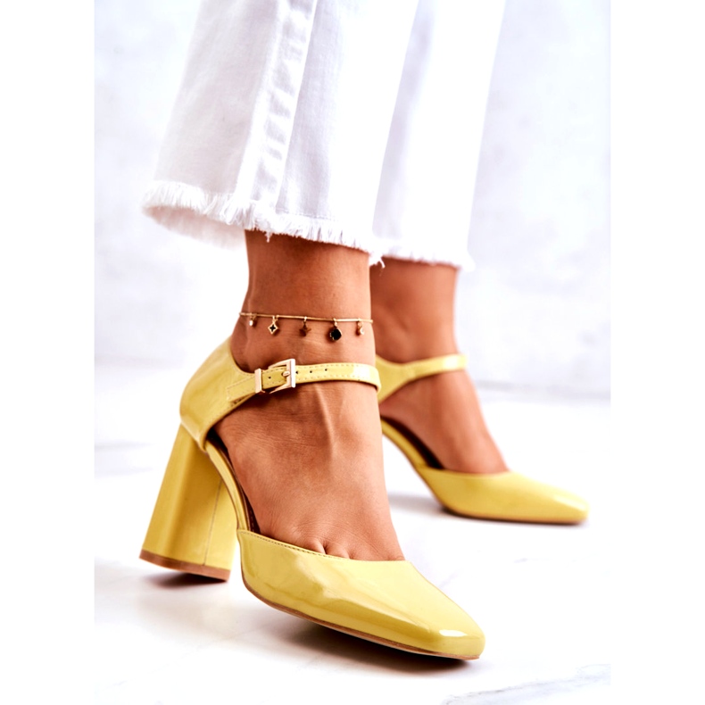 PG1 Escarpins laqués à la mode sur une barre jaune Maoris 1
