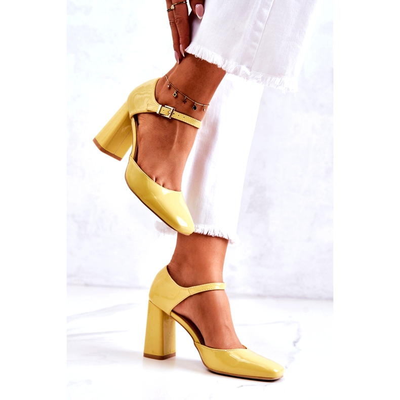 PG1 Escarpins laqués à la mode sur une barre jaune Maoris 2