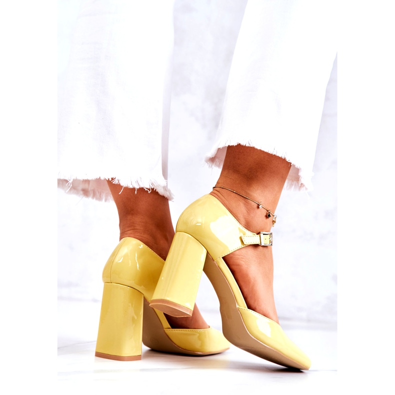 PG1 Escarpins laqués à la mode sur une barre jaune Maoris 3