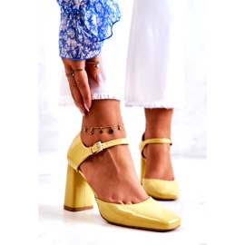 PG1 Escarpins laqués à la mode sur une barre jaune Maoris 4