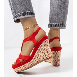 Espadrilles rouges sur un coin de cèdre 1