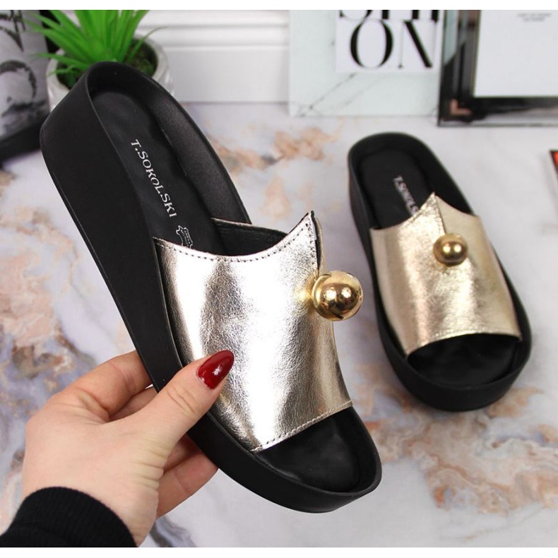 Chaussons en cuir avec boule décorative T. Sokolski W SCA165B doré 1