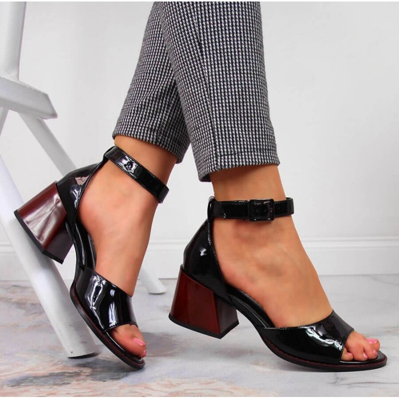 Sandales en cuir sur le poteau verni Filippo W PAW351 noir 2