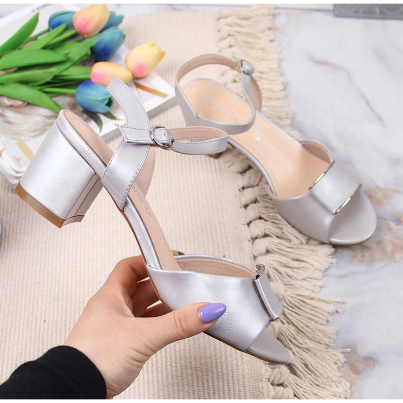 Sandales argentées sur le poteau de Sergio Leone beige 1