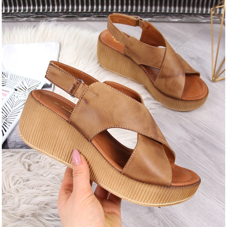 Sandales en cuir pour femmes sur un talon compensé marron Dolce Pietro brun 2