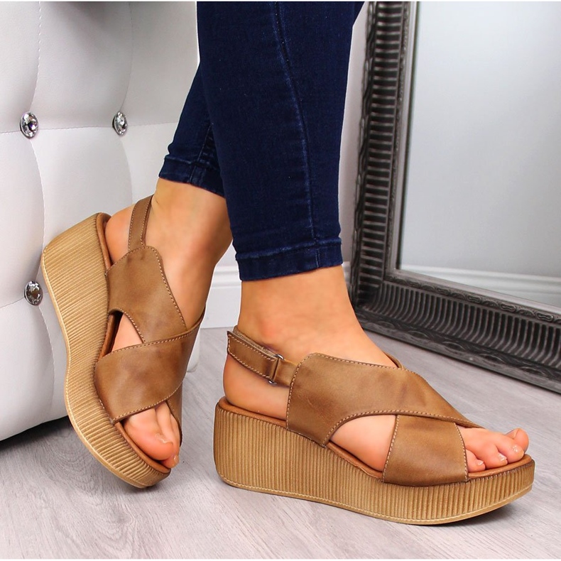 Sandales en cuir pour femmes sur un talon compensé marron Dolce Pietro brun 1