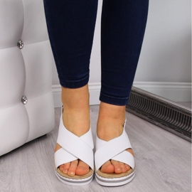 Sandales pour femmes en cuir sur un coin blanc Rieker V0271 blanche 5