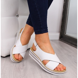 Sandales pour femmes en cuir sur un coin blanc Rieker V0271 blanche 1
