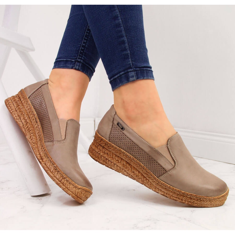 Chaussures femme en cuir à semelle compensée beige Helios 350 1