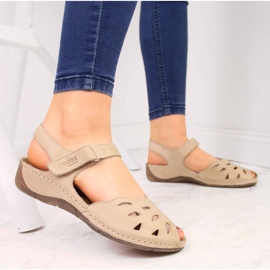 Sandales en cuir pour femme sur un coin beige Helios 4011 2