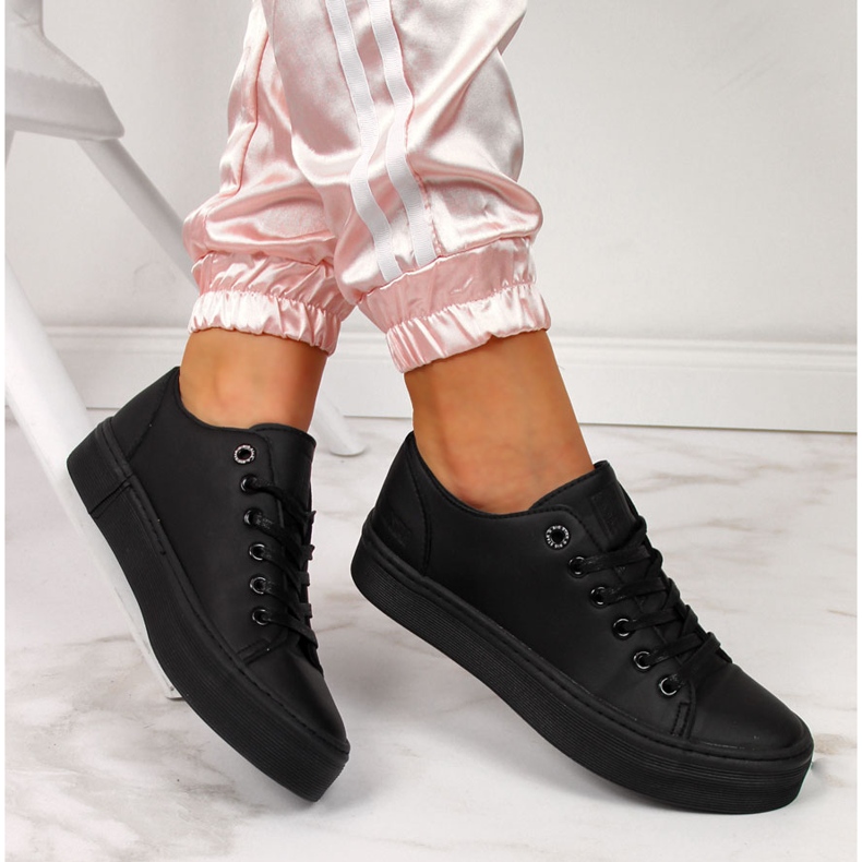 Baskets basses pour femmes sur la plate-forme noires Big Star II274098 le noir 1