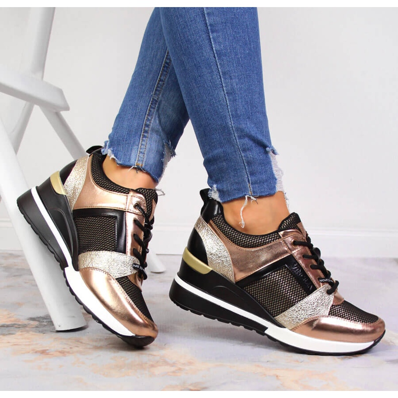 Chaussures compensées noires et dorées pour femme Vinceza le noir d'or 1