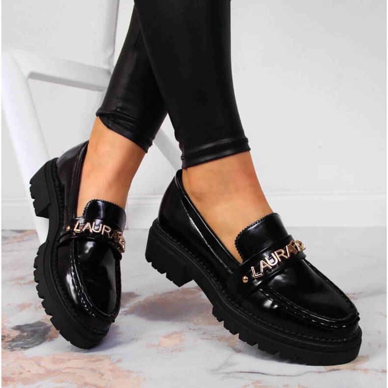 Chaussures femme laquées noires avec l'inscription Laura La.Fi 2