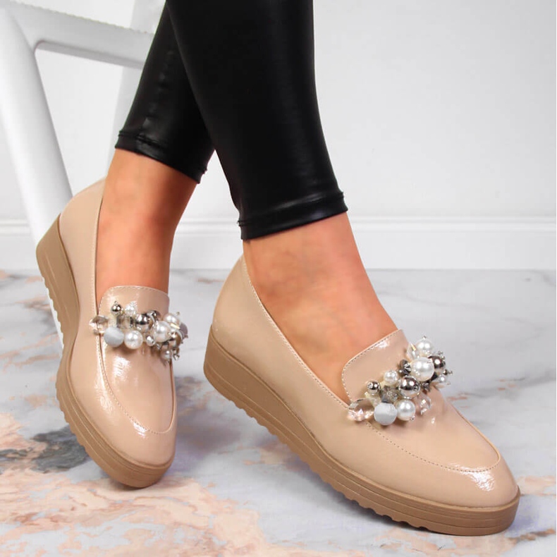 Chaussures pour femmes vernies avec des perles Potocki beiges 1