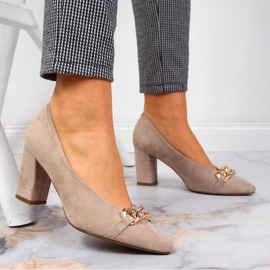 Escarpins sur un pilier en daim avec une chaîne Vinceza beige 5