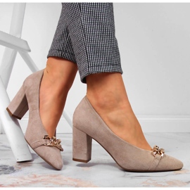 Escarpins sur un pilier en daim avec une chaîne Vinceza beige 4