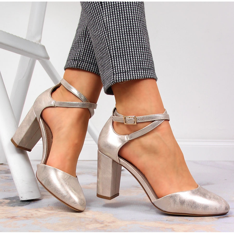 Sandales pour femmes sur le poteau d'or de Sergio Leone doré 2