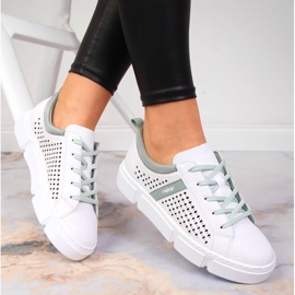 Chaussures femme blanches en cuir ajouré Rieker N5950-80 1 Chaussures femme blanches en cuir ajouré Rieker N5950-80 1