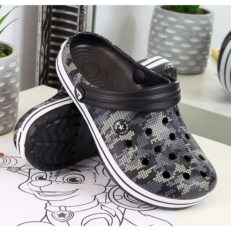 Pantoufles en mousse noire American Club pour garçons le noir 1 Pantoufles en mousse noire American Club pour garçons le noir 1