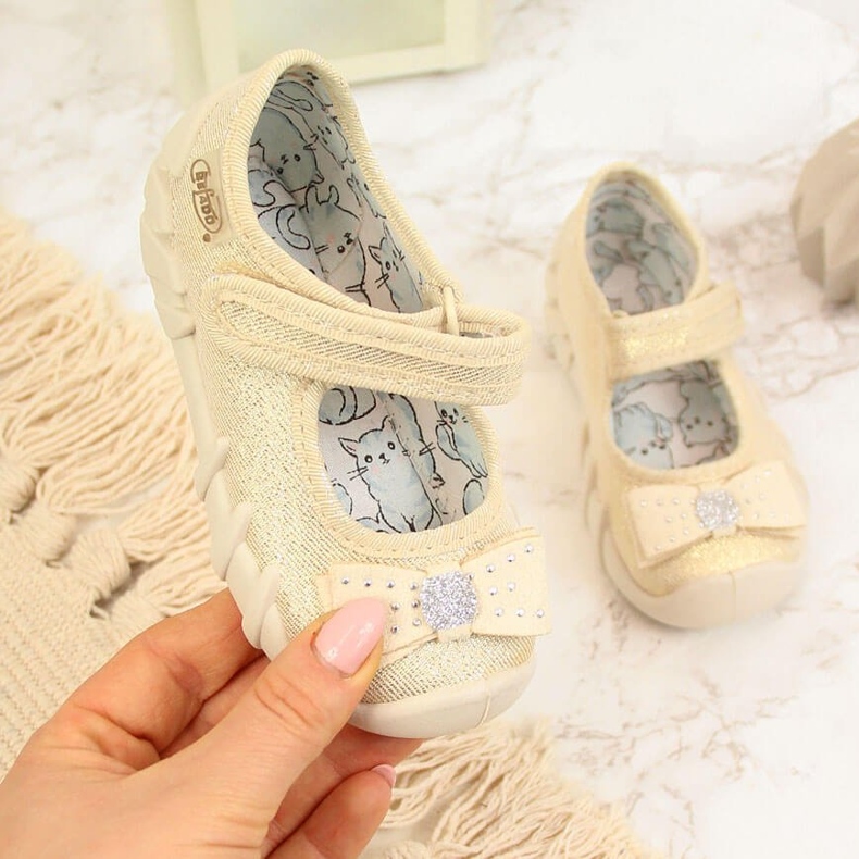 Ballerines filles pantoufles velcro beiges avec un noeud Befado 1