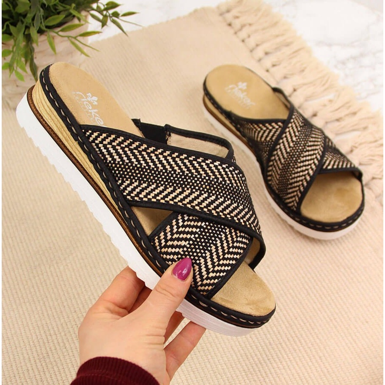 Pantoufles pour femmes noires sur un talon compensé Rieker 679A5 beige brun 1