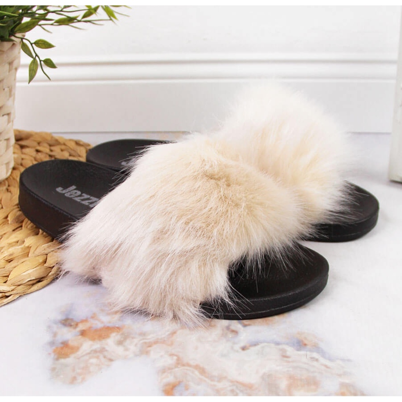 Chaussons Jezzi beiges femme avec fourrure 1 Chaussons Jezzi beiges femme avec fourrure 1