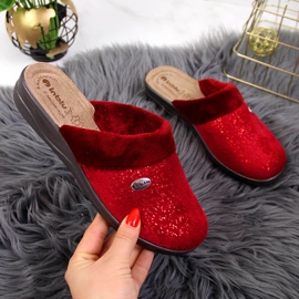 Chaussons de maison pour femmes sur un coin rouge Inblu 2