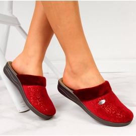 Chaussons de maison pour femmes sur un coin rouge Inblu 1