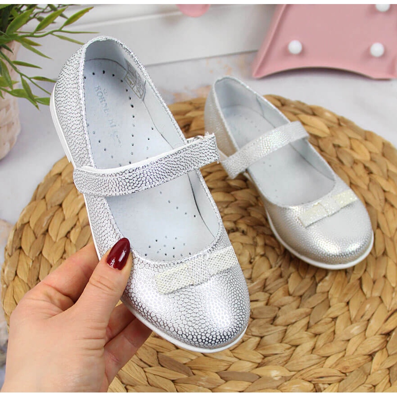 Ballerines de communion filles avec velcro argent Kornecki 6493 1 Ballerines de communion filles avec velcro argent Kornecki 6493 1