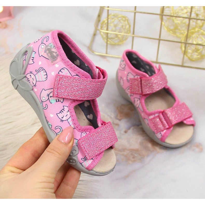 Chaussons pour filles pour la maternelle sur les navets roses de Befado 1