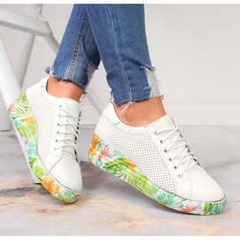 Chaussures en cuir pour femmes sur un coin blanc Artiker blanche 1 Chaussures en cuir pour femmes sur un coin blanc Artiker blanche 1