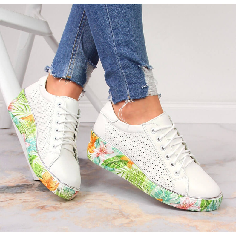 Chaussures en cuir pour femmes sur un coin blanc Artiker blanche 1 Chaussures en cuir pour femmes sur un coin blanc Artiker blanche 1