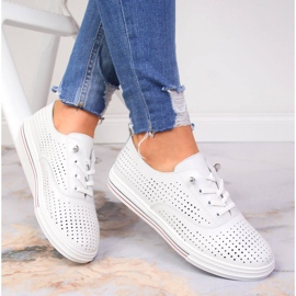 Chaussures femme blanches en cuir ajouré Vinceza 1