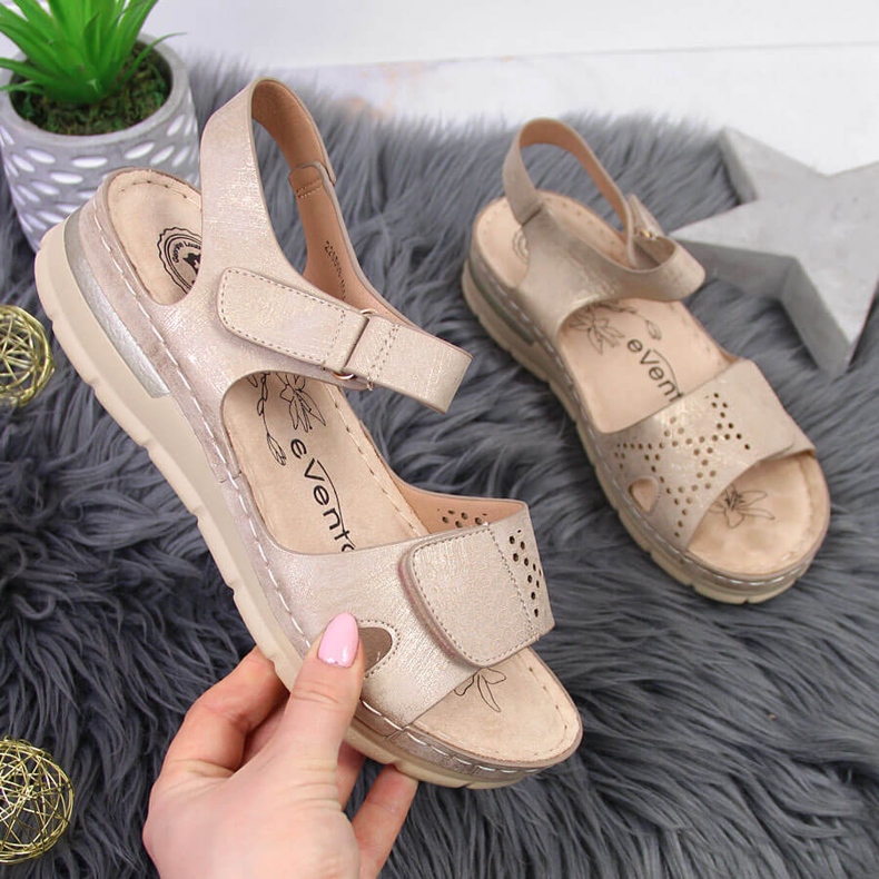 Sandales confortables pour femmes sur un coin beige eVento 1