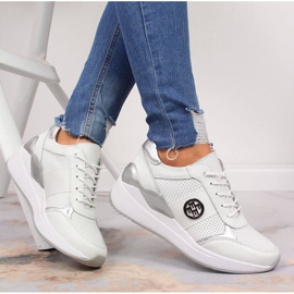 Baskets en cuir pour femmes sur un coin blanc Filippo blanche 1