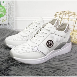 Baskets en cuir pour femmes sur un coin blanc Filippo blanche 4