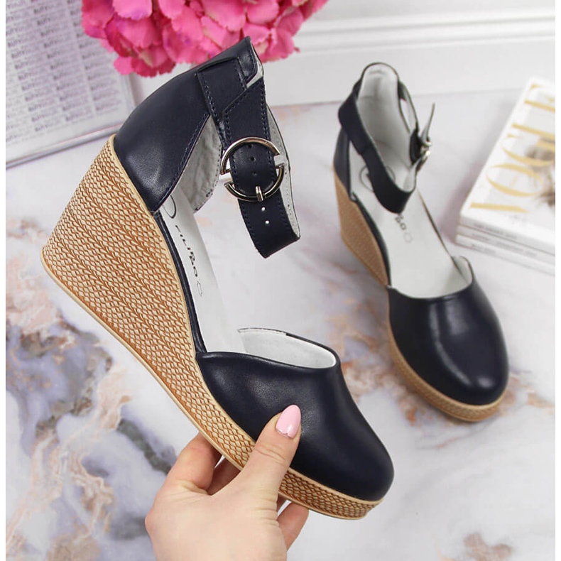 Sandales pour femmes en cuir sur un coin bleu marine Filippo 1