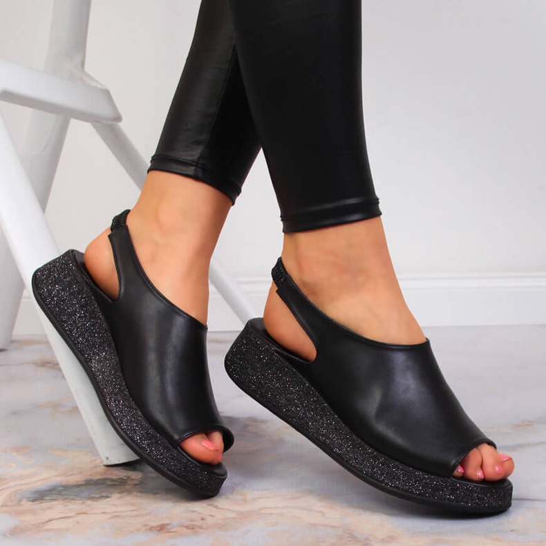 Sandales noires pour femmes sur la plateforme Navy Dot le noir 1