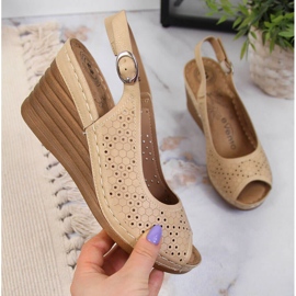 Sandales confortables sur un coin beige eVento 4