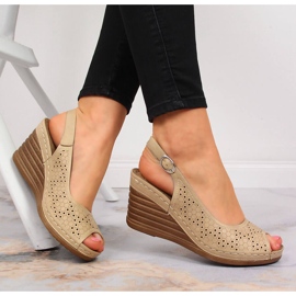 Sandales confortables sur un coin beige eVento 1