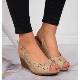 Sandales confortables sur un coin beige eVento 2
