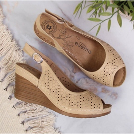 Sandales confortables sur un coin beige eVento 6