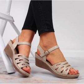 Sandales confortables pour femmes sur un talon compensé Jezzi beige 4