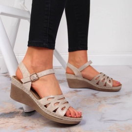 Sandales confortables pour femmes sur un talon compensé Jezzi beige 5