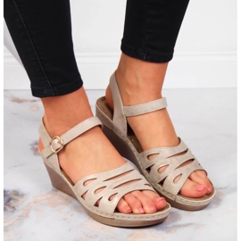Sandales confortables pour femmes sur un talon compensé Jezzi beige 6